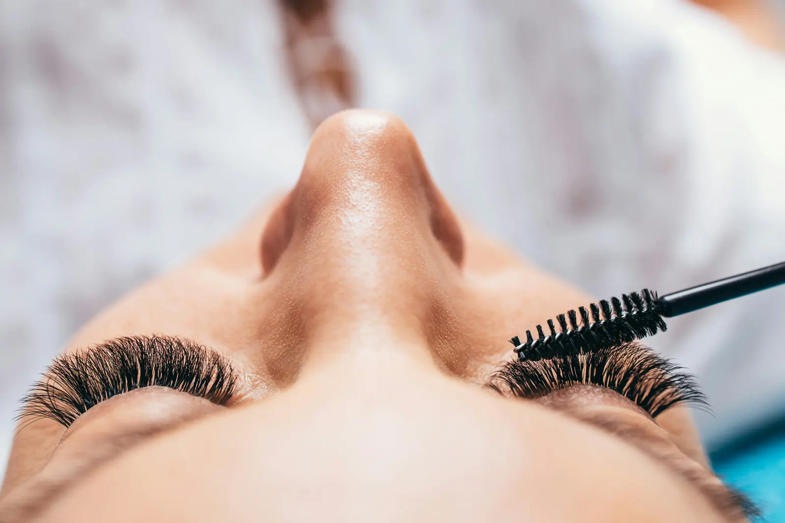 Lash tinting service image