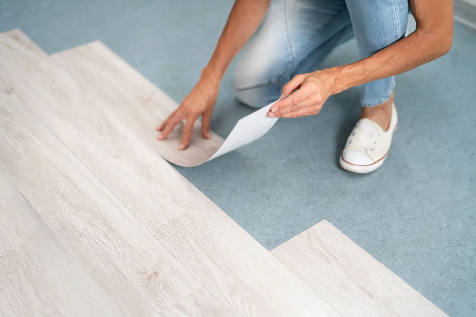 Sheet vinyl laying service image