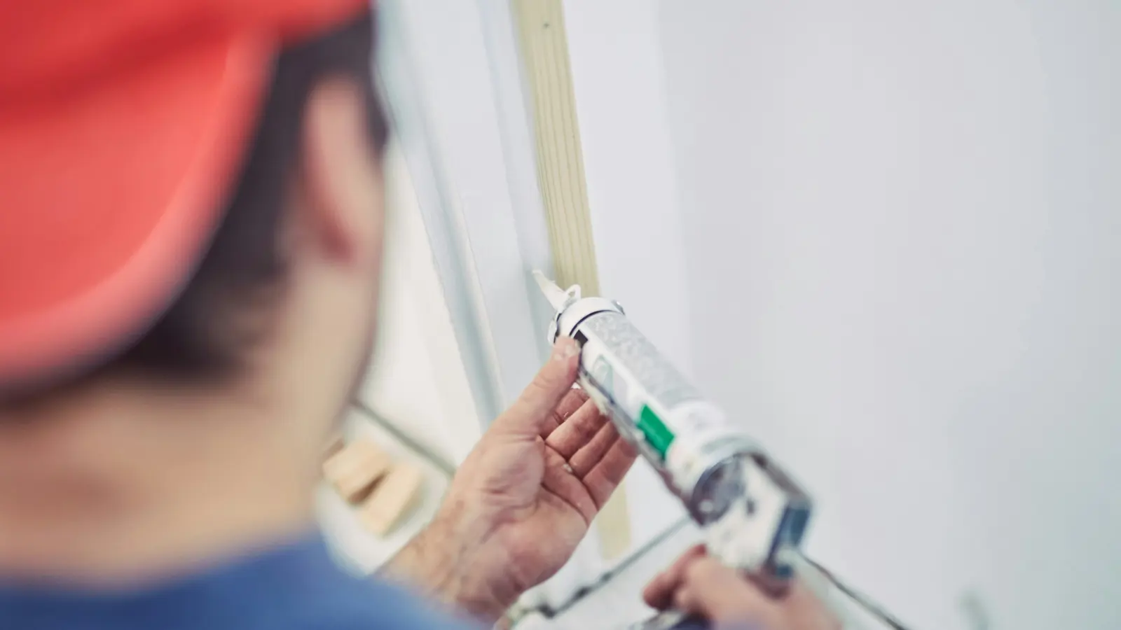 Filling and caulking service image