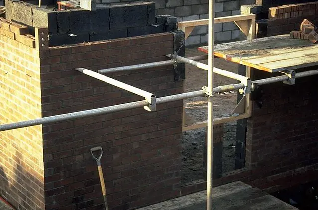 Putlog scaffolding service image